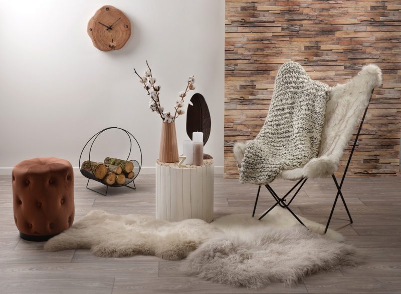 Fauteuil papillon en fourrure et peau de mouton pour un salon scandianve hygge