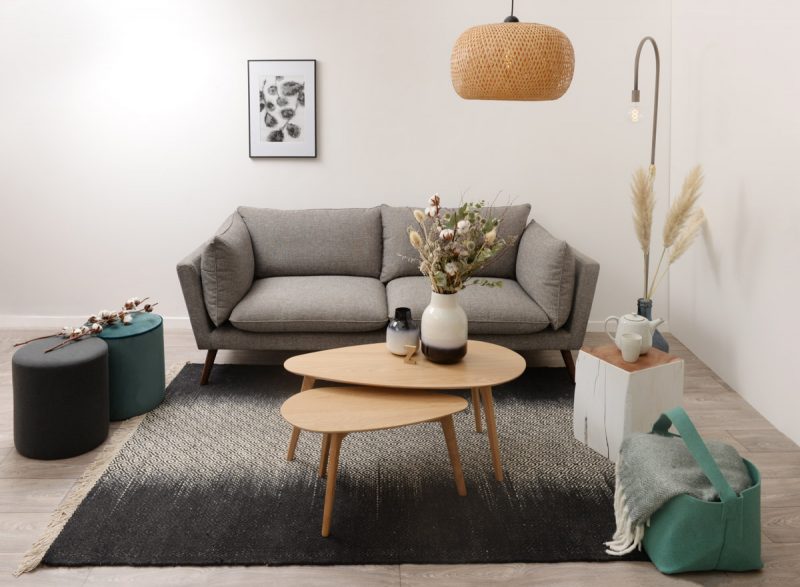 salon scandinave avec tables gigognes