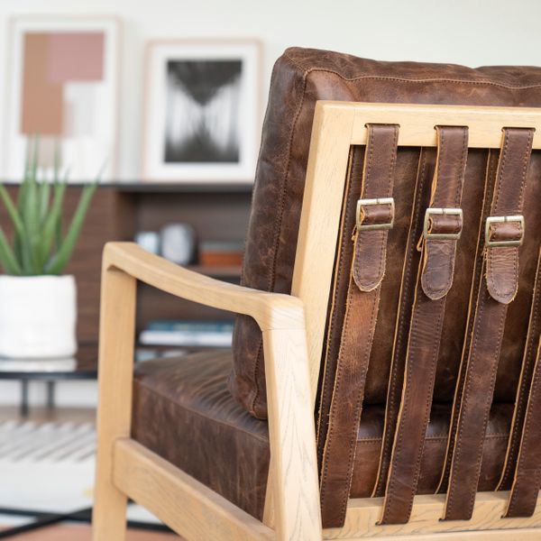 Fauteuil cuir marron pieds frêne naturel Pablo