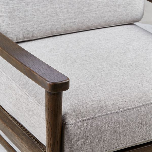 Fauteuil tissu lin gris clair pieds frêne brûlé Basil