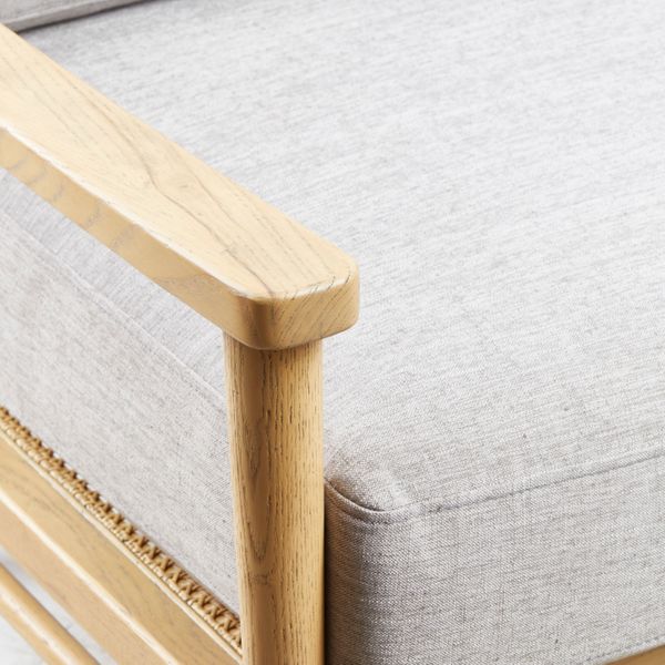 Fauteuil tissu lin gris clair pieds frêne naturel Basil